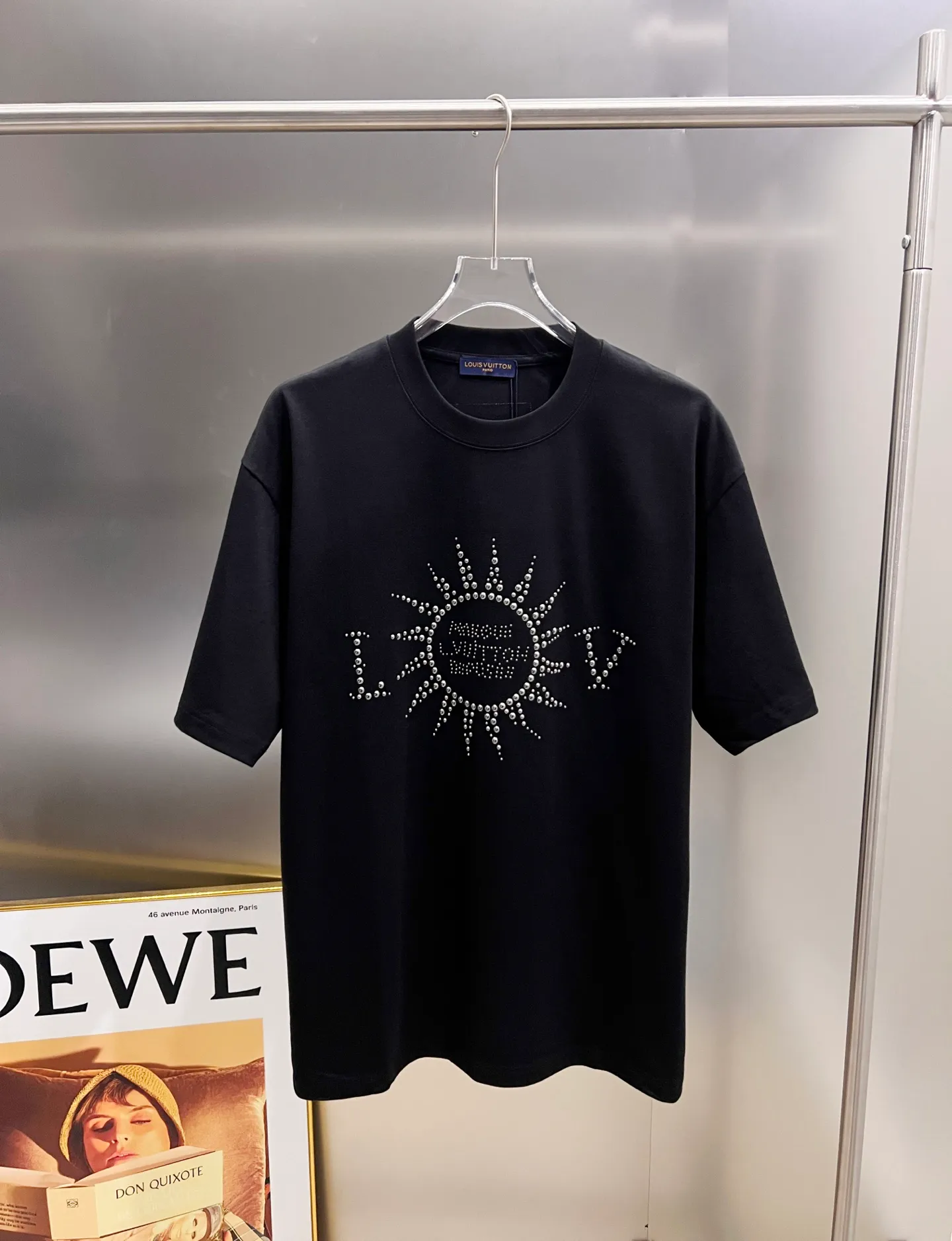 🅿️190 1v Louis* 2025 autumn and winter new style classic letter three-dimensional craft design high-end version! Highly breathable and comfortable, customized double yarn plain cotton fabric. Short-sleeved T-shirt. Same style for men and women. Sizes S M L XL XXL Five sizes black white